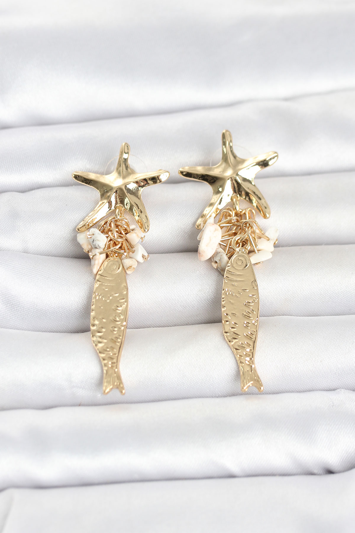 Deniz Yıldızı ve Balık Detaylı Krem Taşlı Gold Renk Kadın Küpe 5886