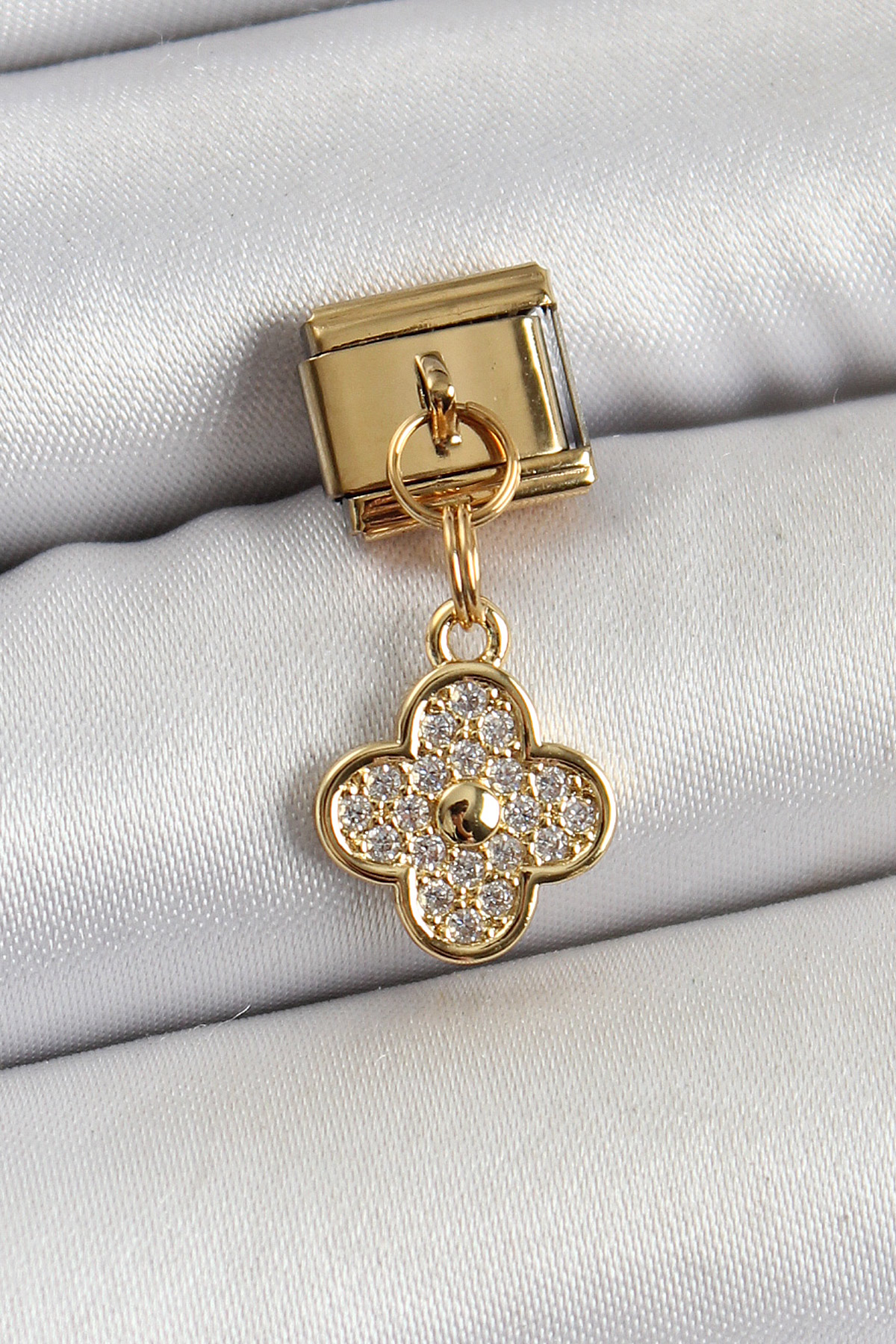 316L Çelik Sallantılı Zirkon Taşlı Yonca Model Gold Renk Nomination Charm 5886
