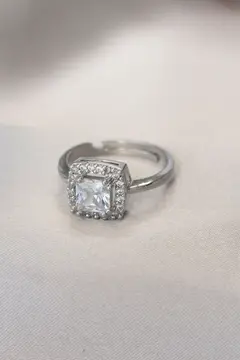 Gümüş Renk Baget ve Zirkon Taşlı Kare Yüzük 5886