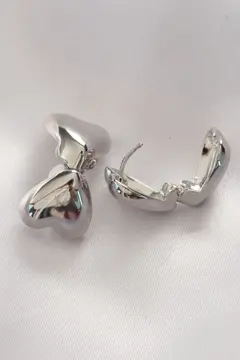 Pirinç Gümüş Renk Minimal Bombeli Kalp Küpe 5886