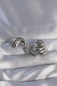 Pirinç Gümüş Renk Tırtıklı Bombe Model Küpe 5886