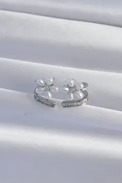 Pirinç Gümüş Renk Zirkon Taşlı Kıvrımlı İnci Çiçek Küpe 5886