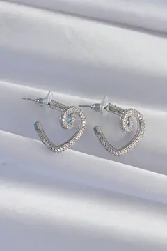 Pirinç Gümüş Renk Zirkon Taşlı Kıvrımlı Yarım Kalp Küpe 5886