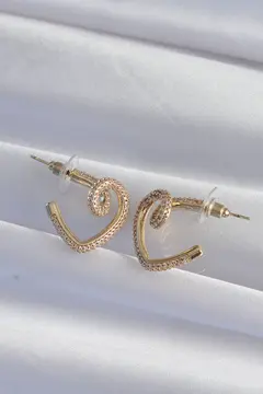 Pirinç Gold Renk Zirkon Taşlı Kıvrımlı Yarım Kalp Küpe 5886