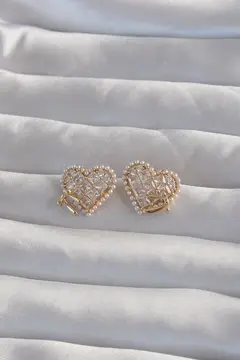 Pirinç Gold Renk Fiyonk Detay İncili Zirkon Taşlı Kalp Küpe 5886
