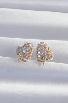 Pirinç Gold Renk Fiyonk Detay İncili Zirkon Taşlı Kalp Küpe 5886