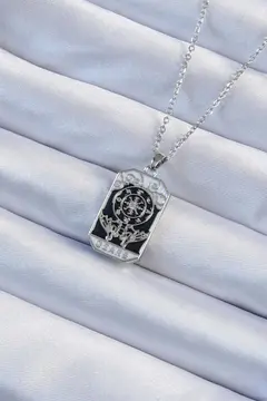 316L Çelik Zincir Gümüş Renk İşlemeli Siyah Mineli Tarot Kolye 5886