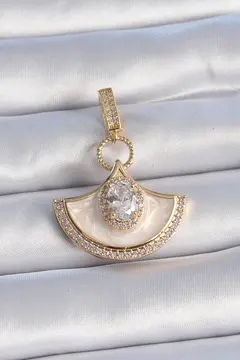 Pirinç Gold Renk Zirkon Taş Detaylı Beyaz Mineli Ajda Charm 5886