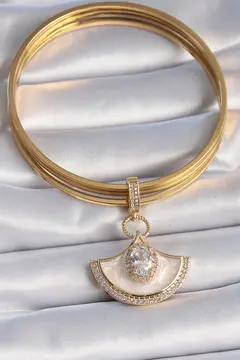 Pirinç Gold Renk Zirkon Taş Detaylı Beyaz Mineli Ajda Charm 5886
