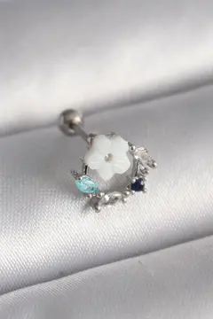 316L Çelik Gümüş Renk Zirkon Taş Detay Beyaz Çiçek Model Tragus Piercing 5886