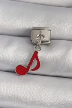 316L Çelik Gümüş Renk Kırmızı Nota Model Nomination Charm 5886
