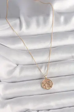 Pirinç Gold Renk Zirkon Taş Detaylı Gül İşleme Madalyon Model Kadın Kolye 5886