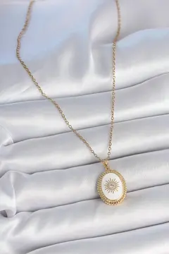 316L Çelik Gold Renk Zincir Beyaz Mineli Güneş İşlemeli Zirkon Taş Detaylı Madalyon Model Kadın Kolye 5886