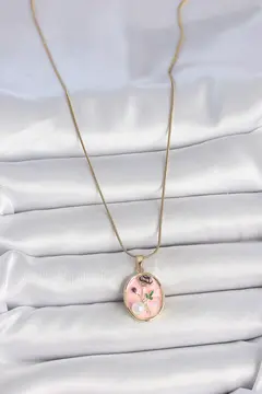 316L Çelik Gold Renk Zincir Pembe Çiçek İşlemeli İnci Detay Portre Model Kadın Kolye 5886