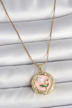 316L Çelik Gold Renk Zincir Pembe Çiçek İşlemeli inci Detay Portre Model Kadın Kolye 5886