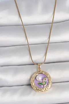 316L Çelik Gold Renk Zincir Mor Çiçek İşlemeli İnci Detay Potre Model Kadın Kolye 5886