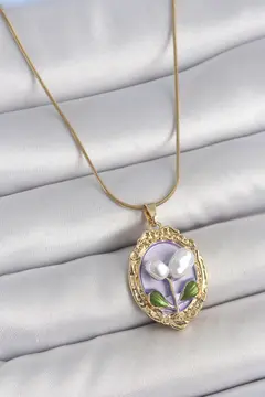 316L Çelik Gold Renk Mor İncili Çiçek İşlemeli Portre Model Kadın Kolye 5886