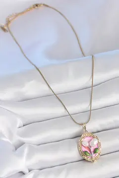 316L Çelik Gold Renk Zincir Pembe Mineli İncili Çiçek İşlemeli Portre Model Kadın Kolye 5886
