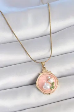316L Çelik Gold Renk Zincir Pembe Mineli İncili Çiçek İşlemeli Portre Model Kadın Kolye 5886