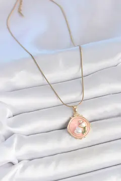 316L Çelik Gold Renk Zincir Pembe Mineli İncili Çiçek İşlemeli Portre Model Kadın Kolye 5886