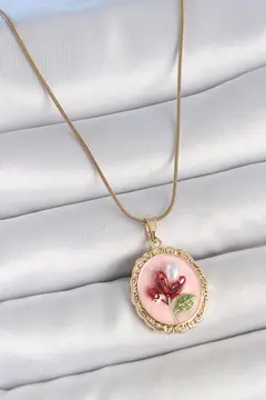 316L Çelik Gold Renk Zincir Pembe Mineli İncili Çiçek İşlemeli Portre Model Kadın Kolye 5886