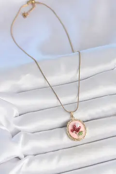316L Çelik Gold Renk Zincir Pembe Mineli İncili Çiçek İşlemeli Portre Model Kadın Kolye 5886