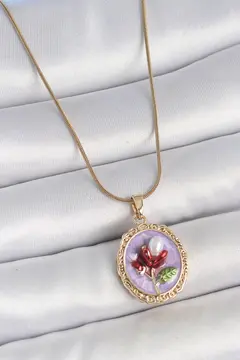 316L Çelik Gold Renk Zincir Mor Mineli İncili Çiçek İşlemeli Portre Model Kadın Kolye 5886