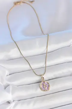 316L Çelik Gold Renk Zincir Mor Mineli Çiçek İşlemeli Portre Model Kadın Kolye 5886