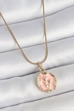 316L Çelik Gold Renk Zincir Pembe Mineli Çiçek İşlemeli Portre Model Kadın Kolye 5886