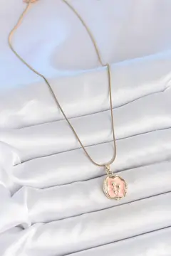 316L Çelik Gold Renk Zincir Pembe Mineli Çiçek İşlemeli Portre Model Kadın Kolye 5886
