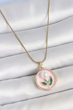 316L Çelik Gold Renk Zincir Pembe Mineli İncili Çiçek İşlemeli Portre Model Kadın Kolye 5886