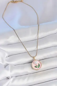 316L Çelik Gold Renk Zincir Pembe Mineli İncili Çiçek İşlemeli Portre Model Kadın Kolye 5886