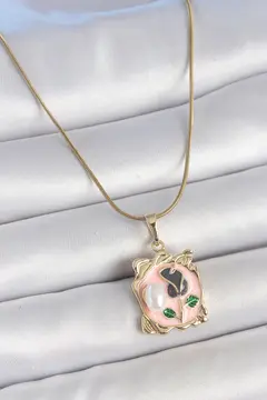 316L Çelik Gold Renk Zincir Pembe Mineli Çiçek İşlemli İnci Detay Portre Model Kadın Kolye 5886