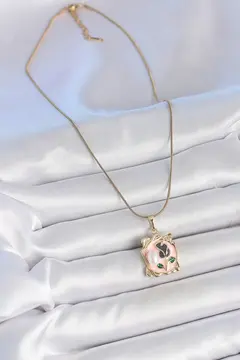 316L Çelik Gold Renk Zincir Pembe Mineli Çiçek İşlemli İnci Detay Portre Model Kadın Kolye 5886