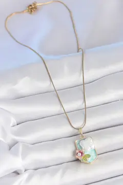 316L Çelik Gold Renk Zincir Mavi Mineli İncili Çiçek İşlemeli Portre Model Kadın Kolye 5886