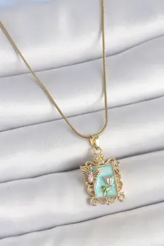 316L Çelik Gold Renk Zincir Mavi Mineli Çiçek İşlemeli Zirkon Taşlı Kelebek Detay Portre Model Kadın Kolye 5886