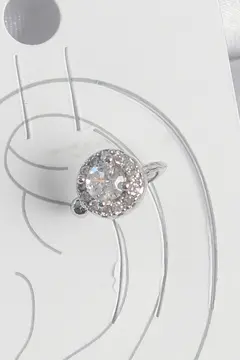 Pirinç Gümüş Renk Zirkon Taşlı Kadın Kıkırdak Model Küpe 5886