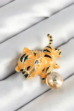 Zirkon Taşlı Siyah Çizgili Turuncu Kaplan Figürlü Gold Renk Kadın Broş 5886