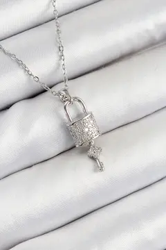 316L Çelik Zirkon Taşlı Kilit Ve Sallantılı Anahtar Model Gümüş Renk Kadın Kolye 5886