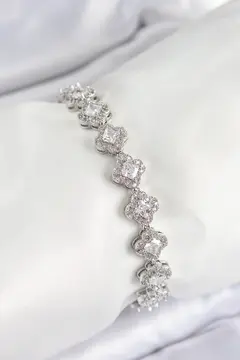 Pirinç Zirkon Taşlı Yonca Baget Model Gümüş Renk VIP Seri Kadın Bileklik 5886