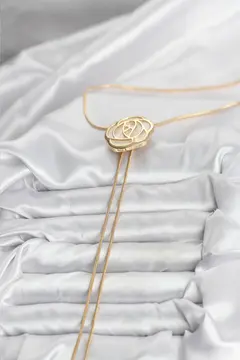 Pirinç Gold Renk Gül Model Asansörlü Kadın Kolye 5886