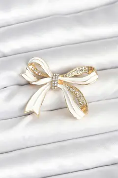 Beyaz Renk Fiyonk Model Broş 5886