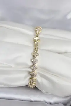Pirinç Gold Renk Yonca Model Sıralı Zirkon Taşlı Kadın Bileklik 5886