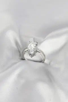 Gümüş Renk Pirinç Markiz Kesim Zirkon Taşlı Kadın Yüzük 5886