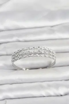 Pirinç Gümüş Renk Arpa Kesim Zirkon Taşlı Sıralı Model Kadın Bileklik 5886