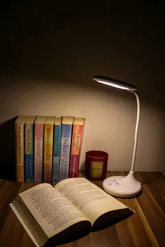Şarjlı Sarı Ve Beyaz Renk Masa Lambası