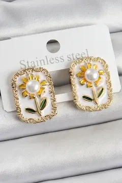 Pirinç Beyaz Mineli Papatya Figürlü Sanatsal Portre Model Gold Renk Kadın Küpe 5886