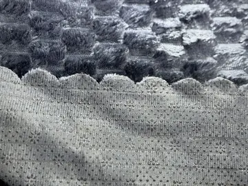 Kaymaz Tabanlı Kabartmalı Peluş Çok Amaçlı Örtü