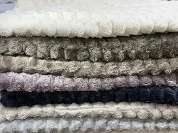 Kaymaz Tabanlı Kabartmalı Peluş Çok Amaçlı Örtü