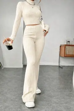 Kadın Ekru Çizgili Boğazlı Crop Top ve Yüksek Bel Eşofman Takımı Spor Şık Kombin